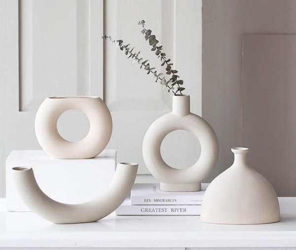 vases minimalistes blancs beige