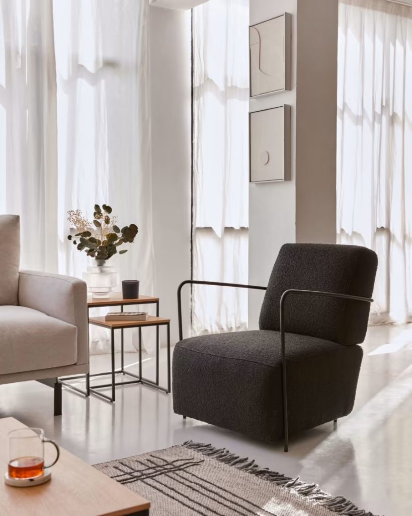 fauteuil-noir-salon-kavehome