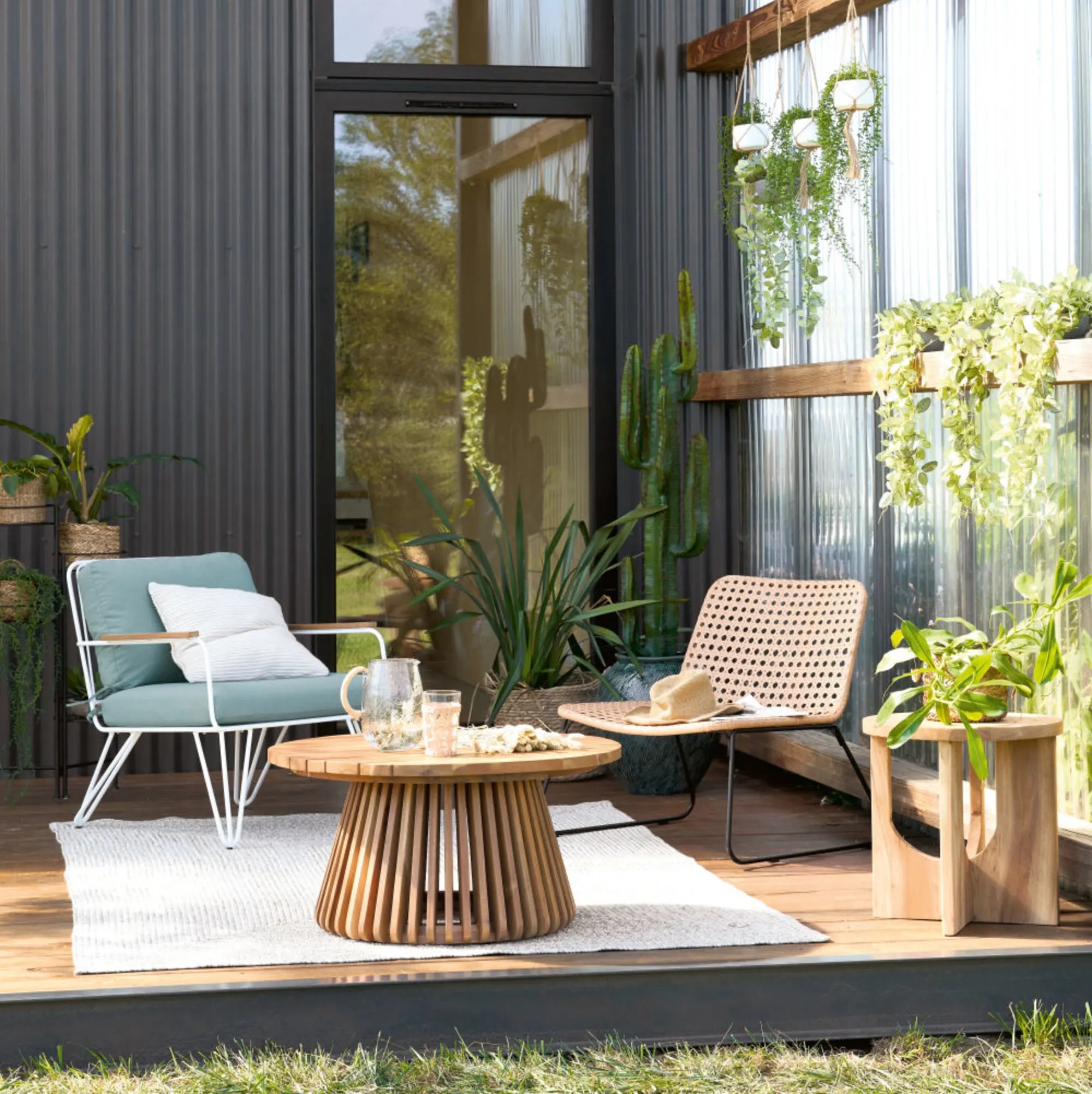12 mini salons de jardin parfaits pour les petits extérieurs