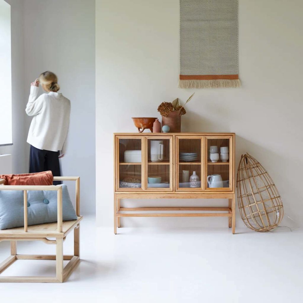 Vitrine basse en mindi, parfaite pour une salle à manger campagne et ranger tasses, pichets, assiettes et jolie vaisselle vintage. Modèle Alex Tikamoon