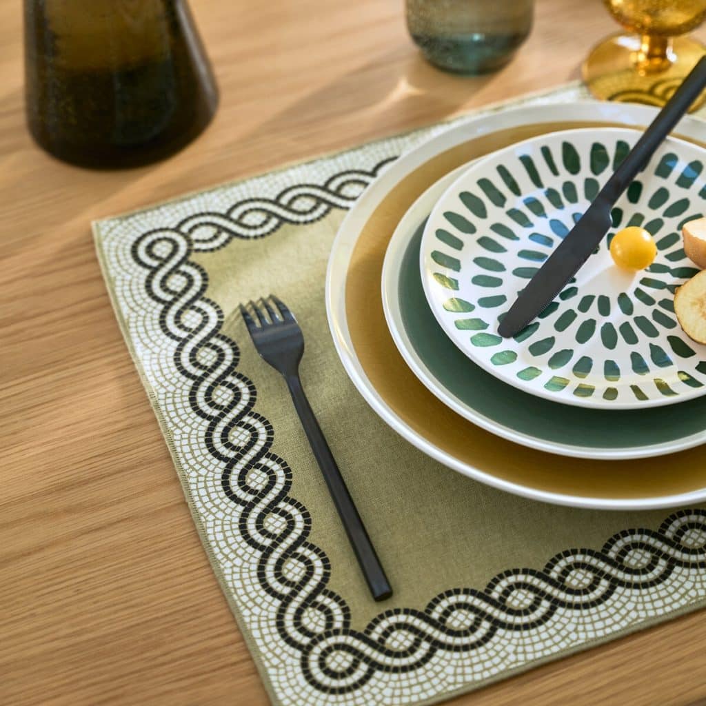 vaisselle-coloree-tendance-2024