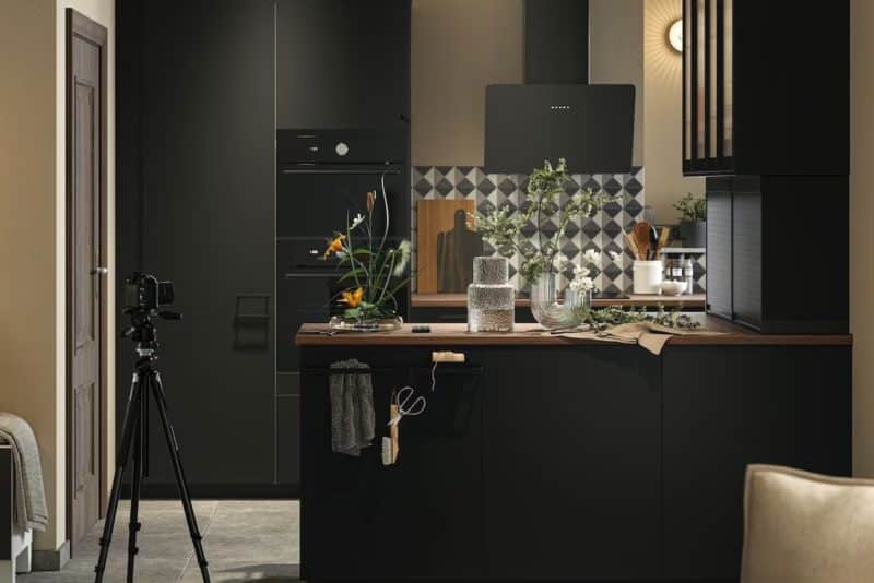 12 cuisines noir et bois inspirantes et chaleureuses - NuageDeco