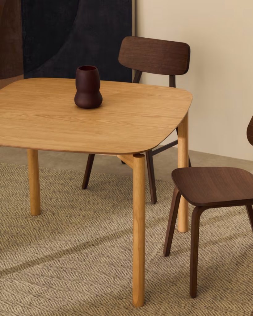 Table carrée Indara en placage frêne et bois d’hévéa finition naturelle 100 x 100 cm
