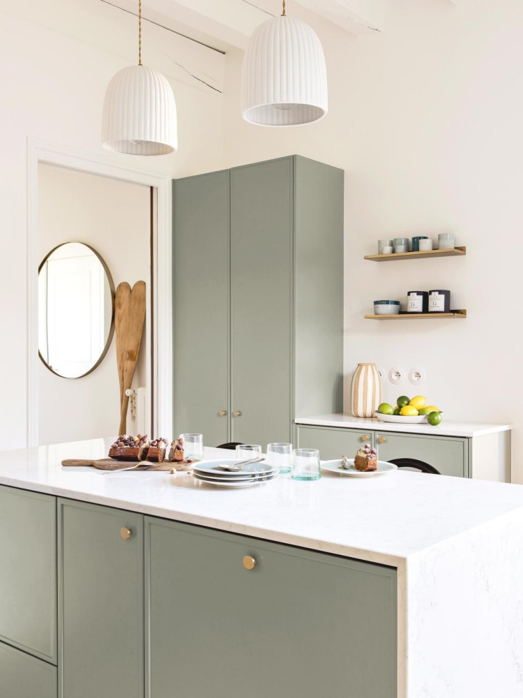 cuisine-vert-blanc-moderne-plum