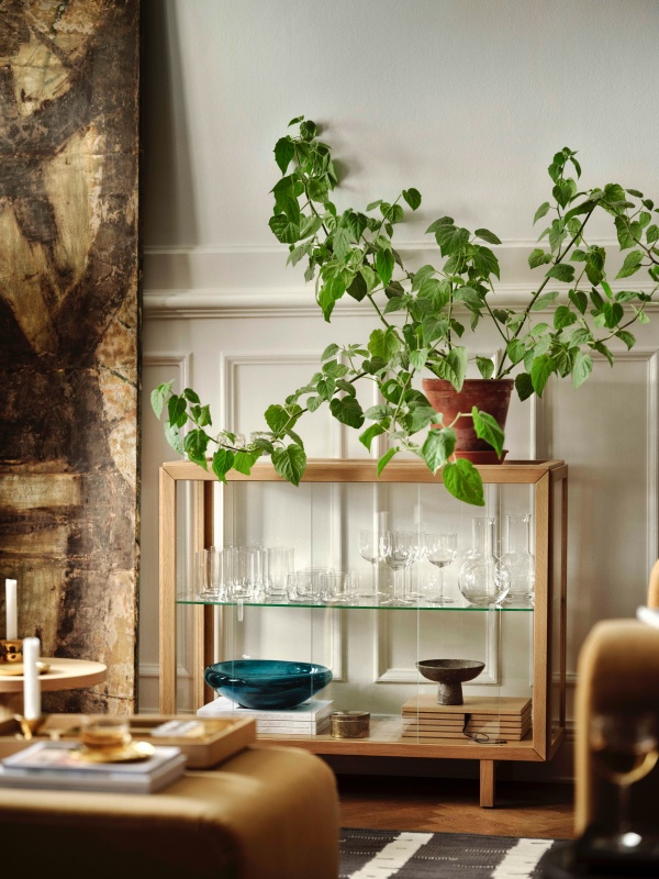 ikea-stockholm-2025-vitrine-bois-verre