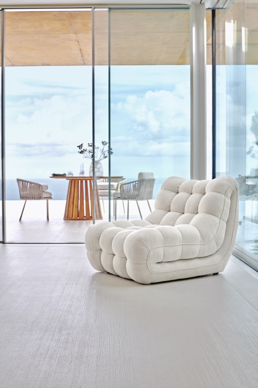 Le fauteuil Jud, combinaison parfaitr entre lignes douces, design et confort. Capitonné, inspiré des courbes des années 70.