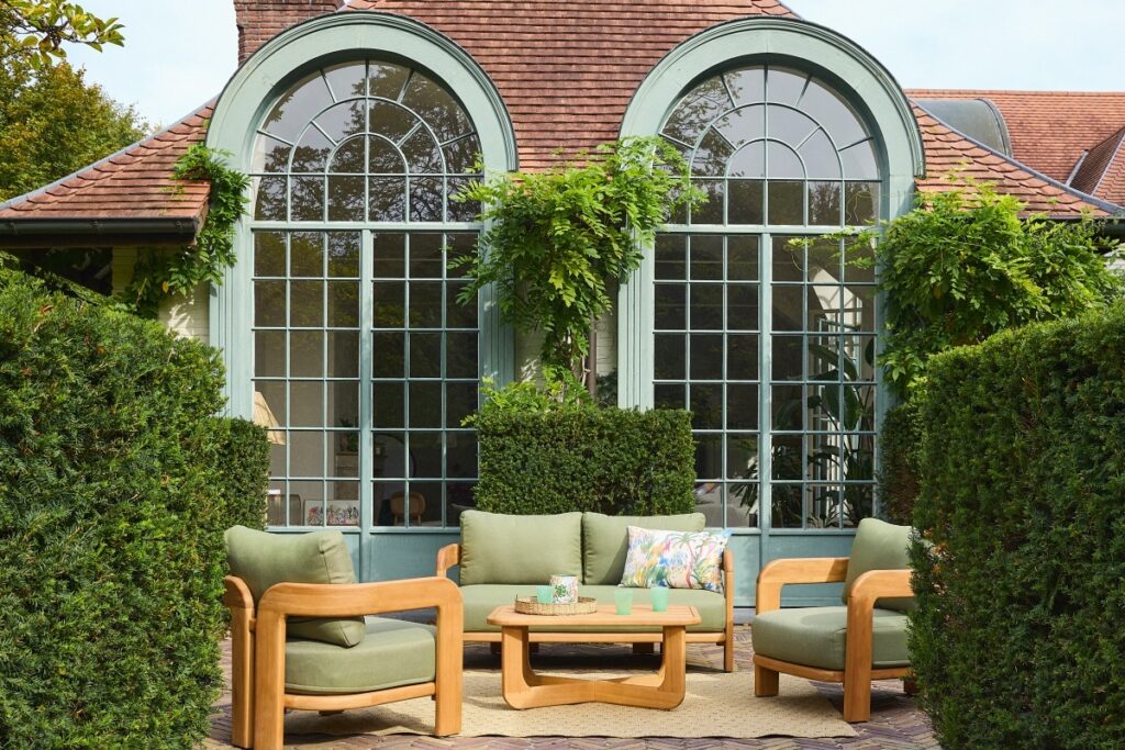 salon-jardin-bois-maisons-monde