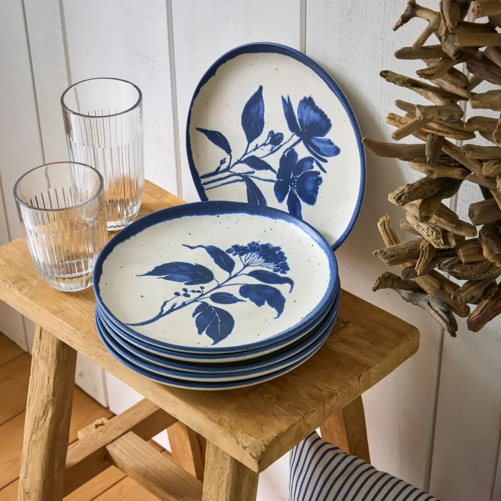 assiettes-plates-fleurs-bleues