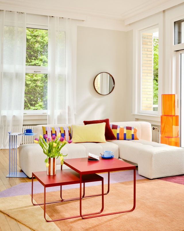 Canapé FANO - 1899€ • Tables basses BAHI - 259€• Lampadaire POLY – 399,99€ • Housses de coussin BLIKKA - à partir de 19,99€
• Housses de coussin GUSALI – 19,99€ • Miroir ALARI
